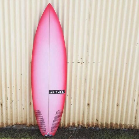 Pink Pyzel - WANT this board! Surfboard Design Aesthetic, Pretty Surfboard, Pink Paddle Board, Pyzel Surfboards, Pink Surf Board, Surfboard Artwork, Obx Clothes, Pink Surfboard, Surf Posters