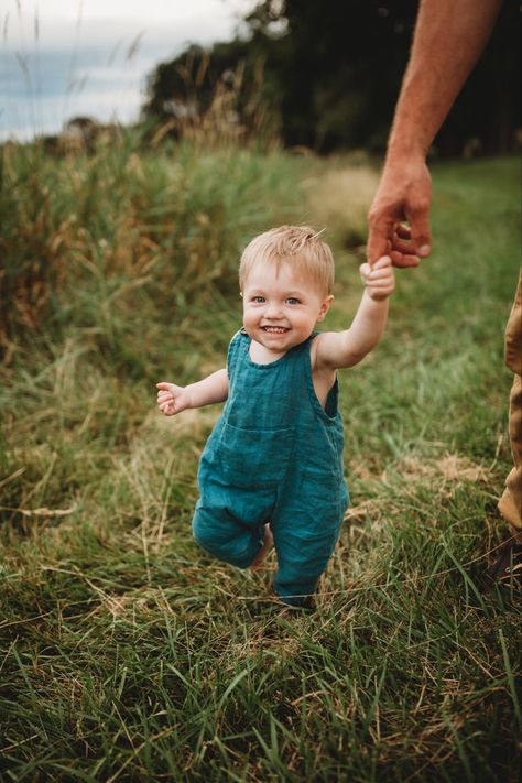 One Year Old Milestone Photo, One Year Old Field Pictures, Family 1 Year Photoshoot, Outdoor Milestone Pictures, Simple First Birthday Photoshoot Outside, 1st Birthday Portraits, Diy First Birthday Photoshoot Outside, Outdoor Toddler Photoshoot, 1 Month Old Baby Pictures Boy Photo Ideas 1 Year