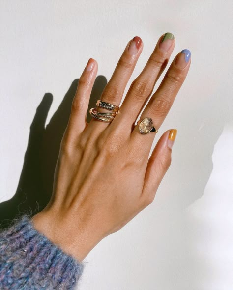 Square Nails: Earth-Tone Tips. A wavy French manicure in earthy tones. Click through for 30 square nail ideas. #squarenails #squarenailideas #manicureideas #nailart IG: @overglowedit Summer Modern Nails, Daisy Jewellery, Formal Nails, Daisy Jewelry, Easy Nails, Minimal Nails, Glamorous Nails, Nailed It, Minimalist Nails