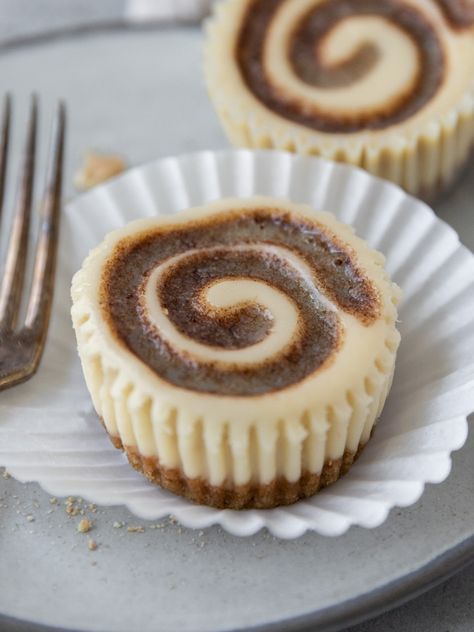 Cinnamon Swirl Cheesecake, Wedding Cupcake Recipes, Homemade Graham Cracker, Mini Lemon Cheesecakes, Cinnamon Cheesecake, Cheescake Recipe, Cinnamon Roll Cheesecake, Cheesecake Bites Recipe, Homemade Graham Cracker Crust