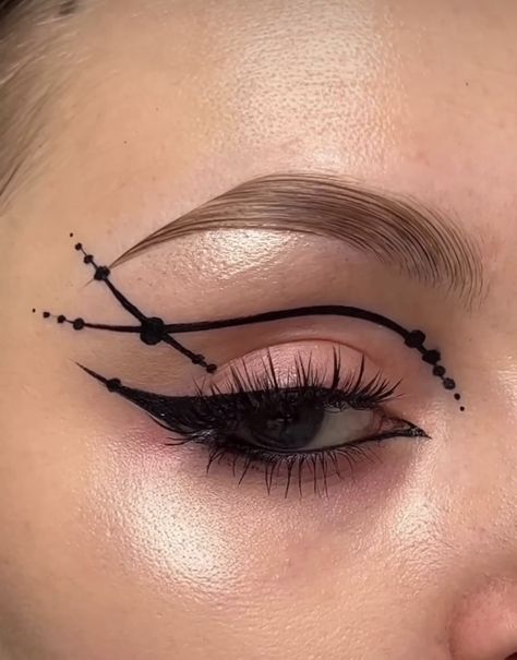 Fun Black Eyeliner Looks, Edgy Graphic Liner, Snake Eyeliner, Artistic Eyeliner, Eyeliner Grafico, White Eye Makeup, Liner Looks, Vampire Bride, Eyeliner Designs