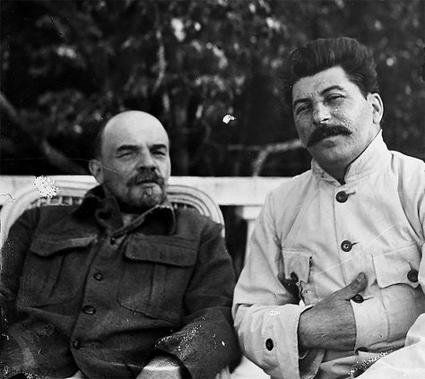 lenin and stalin at gorky 1922 Perang Dunia Ii, Bolshevik Revolution, Historical Nonfiction, Vladimir Lenin, Soviet Propaganda, Joseph Stalin, The Dictator, Rare Historical Photos, Russian Revolution