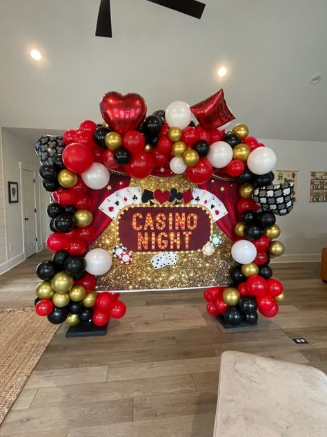 Casino Night Party Decorations Ideas, Casino And Vegas Theme Party, Casino Night 30th Birthday, Vegas Themed Fundraiser, Grown Woman Birthday Party Ideas, Casino Theme Balloon Arch, Night In Vegas Theme Party, Casino Theme Party Decorations Backdrops, Casino Prom Decorations