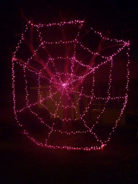 DYI giant spider web Spider Web Diy, Giant Spider Web, Halloween Decorations Outdoor Porch, Spider Web Halloween Decorations, Spider Web Decoration, Giant Spider, Picture Tutorial, Theme Harry Potter, Halloween Outdoor