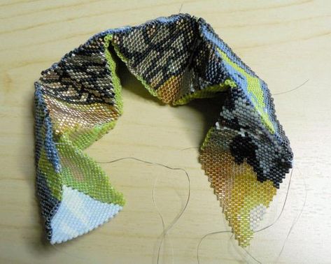 Kaleidocycle by Contemporary Geometric Beadworks | MiyukiBeading Geometric Beading, Geometric Beadwork, Herringbone Stitch, Bead Work, Seed Beads, Knitted Scarf, Beading, Cool Designs, Jewelry Making