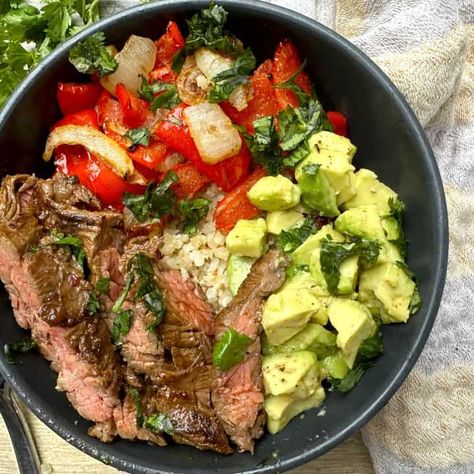 High Protein Steak Fajita Bowl - Low Carb Simplified High Protein Bowls Low Carb, Steak Fajita Bowl, Skillet Fajitas, Gym Meals, Protein Dinners, Fajita Bowl, Fajitas Recipe, Healthy Protein Meals, Fajita Bowls