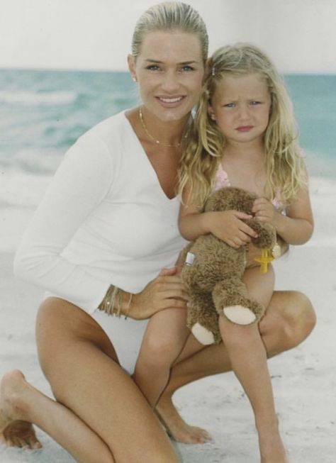 Yolanda Hadid Young, Young Gigi Hadid, Gigi Hadid Pictures, Anwar Hadid, Yolanda Hadid, Mother Daughter Bonding, Hadid Sisters, Hadid Style, Best Husband