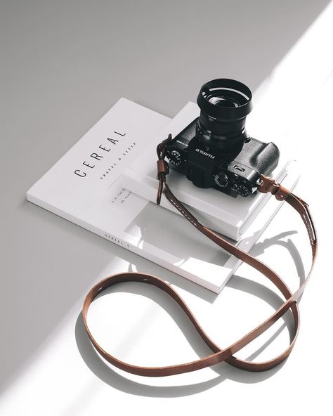 Minimalist Inspiration, Reflex Camera, Minimal Photography, Flat Lay Photography, Photography Gear, Minimalist Photography, In Focus, Foto Ideas Instagram, Camera Gear