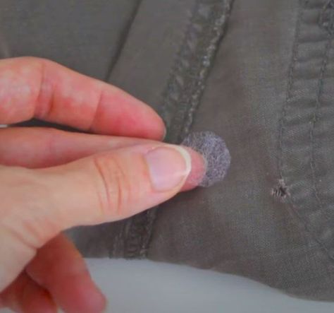 Homemaker shows simple way to repair holes in clothing without needle or thread Easy Paper Snowflakes, Altering Jeans, Serger Tips, Snowflakes Design, Closet Cleaning, Helpful Hacks, Fabric Outlet, Mending Clothes, Sewing Tricks