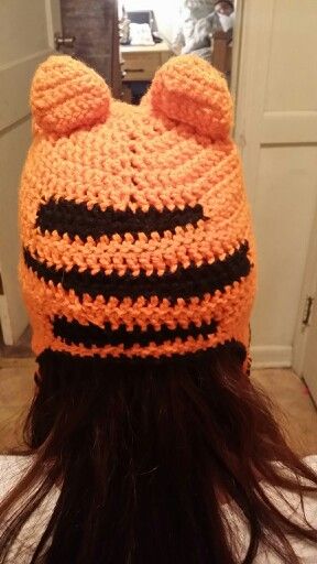 CROCHET GARFIELD HAT BACK Garfield Crochet Hat, Crochet Garfield Hat, Silly Crochet Hats, Garfield Hat, Crochet Garfield, Beanie Aesthetic, Work Cardigan, Diy Crochet Hat, Crochet Hat Patterns