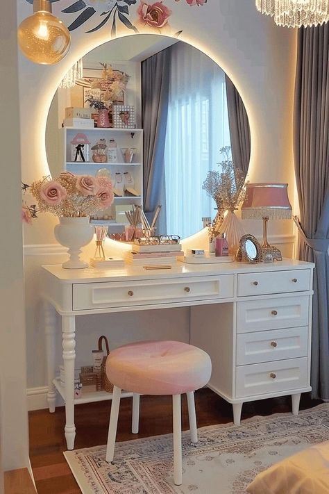 Beauty Table Organization, Beauty Table Bedroom, Vanity Decor Aesthetic, Vintage Beauty Salon, Vintage Dressing Table, Dressing Table Ideas, Dressing Room Decor, Dressing Table Design, Classy Bedroom