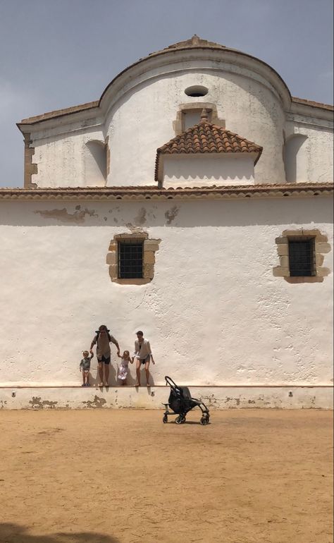 Spanish Family Aesthetic, Old Spanish Aesthetic, 1500s Aesthetic, Spanish Culture Aesthetic, Lilia Calderu, Spanish Buildings, Spain History Aesthetic, Old Spain Aesthetic, Spanish Aesthetic