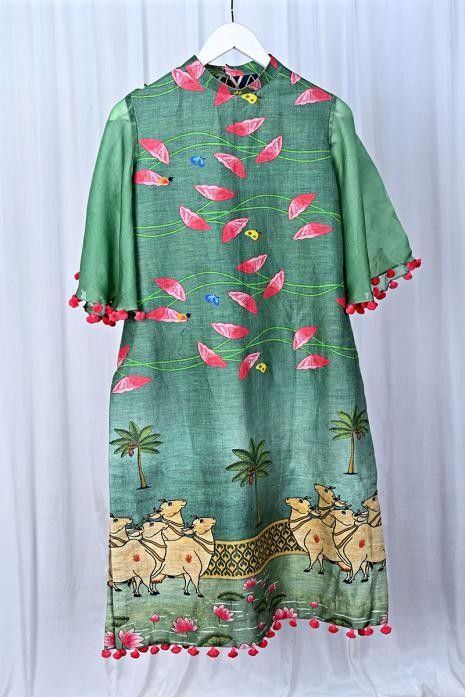 Pichwai Print Dress, Printed Kurti Designs, Pichwai Art, Indian Kurti, Fabric Painting On Clothes, Kurti Patterns, Printed Kurti, Silk Linen, Painted Clothes