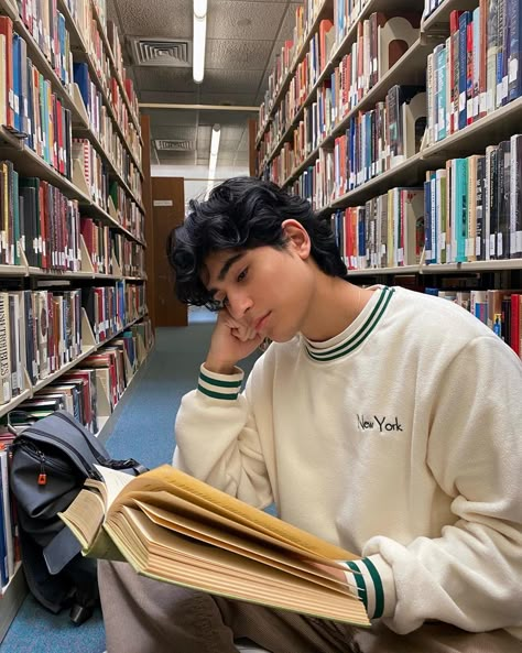 Aesthetic boy reading fall fit fashion Nerd Aesthetic, Nerdy Guys, International Men's Day, Guys Read, Smart Boy, Smart Men, Men's Day, Aesthetic Boy, Boy Poses