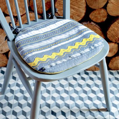 ----How to make a seat cushion---- So you've found the perfect wooden chairs...all they need are some cushions. www.redonline.co.uk has a great guide on how to make your very own, including pictures and a detailed list of the materials and measurements to use. Source: www.redonline.co.uk Seat Cushions Diy, Diy Chair Cushions, Retro Office Chair, Kitchen Chair Pads, Diy Furniture Chair, Dining Room Chair Cushions, Sewing Cushions, Upcycled Furniture Diy, Wooden Chairs