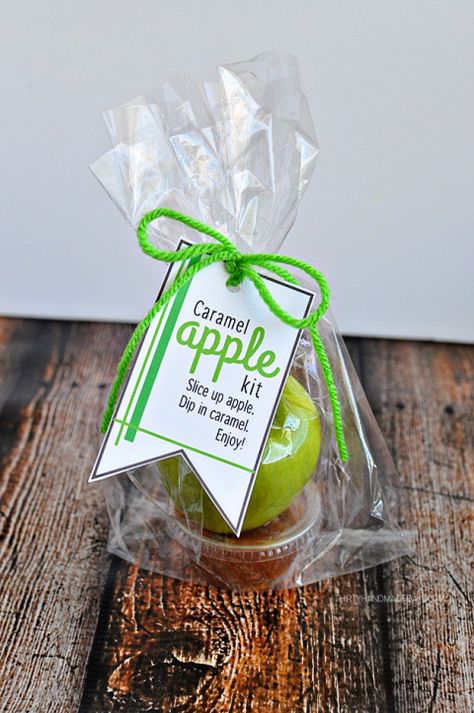 Whip up this caramel apple kit to deliver to friends and family for a treat! Caramel Apple Kits, Caramel Apple Gifts, Appreciation Gifts Diy, Marketing Gift, Apple Gifts, Christmas Gifts For Coworkers, Employee Appreciation Gifts, Neighbor Gifts, Jar Gifts