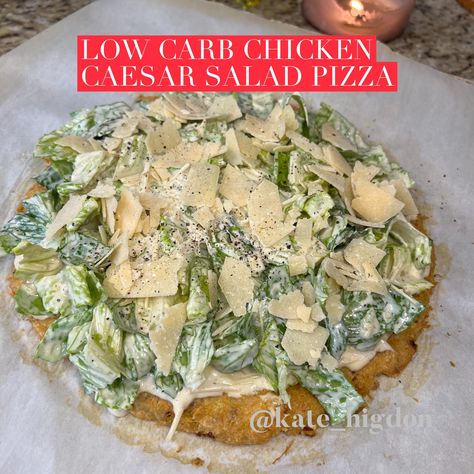 Low Carb Chicken Caesar Salad Pizza Low Carb Chicken Caesar Bake, Fire Meals, Ground Beef And Sausage, Caesar Salad Pizza, Main Entree Recipes, Salad Pizza, Oatmeal Diet Plan, Low Cal Meals, Chicken Caesar Pasta Salad