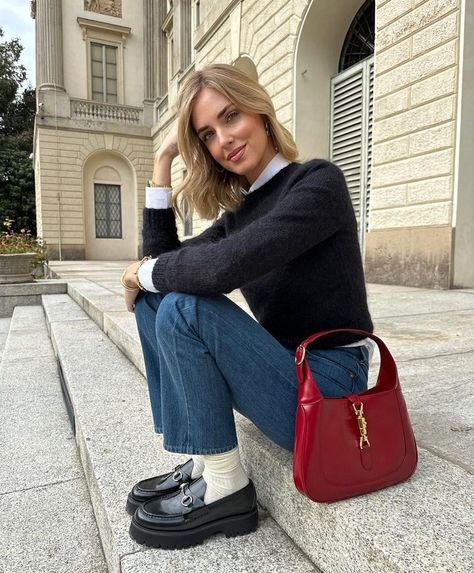 Mini Red Bag Outfit, Red Purse Outfit Casual, Red Baguette Bag Outfit, Red Prada Bag Outfit, Red Shoulder Bag Outfit, Red Handbag Outfit, Chiara Ferragni Outfits, Red Purse Outfit, Red Prada Bag