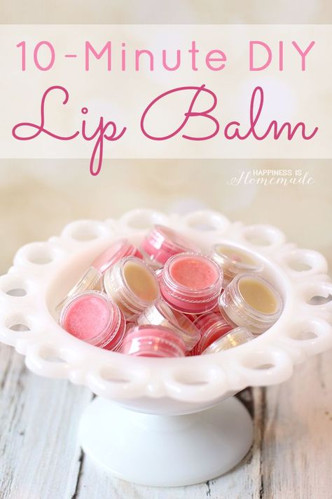 10-Minute DIY Lip Balm - Make your own lip balm or lip gloss in just ten minutes! This is a fantastic DIY homemade gift idea with unlimited flavor and color options! Lips Balm, Diy Lip Balm Recipes, Lip Balm Recipes, Diy Lip Gloss, Homemade Lip Balm, Diy Kosmetik, Diy Lip Balm, Diy Scrub, Diy Lips