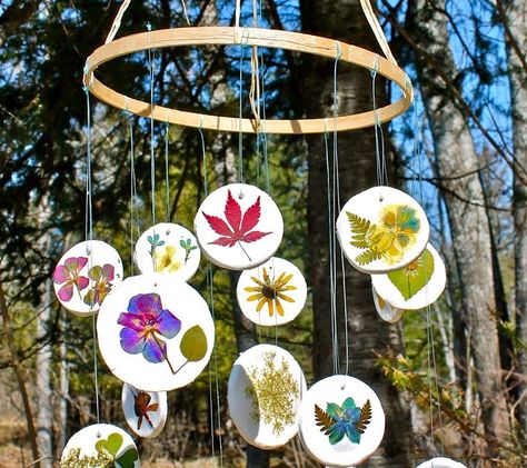 Forest School Activities, Pressed Flower Crafts, Flower Mobile, Pressed Flower Art, Diy Crafts To Do, Reggio Emilia, Nature Crafts, Wind Chime, Pressed Flower