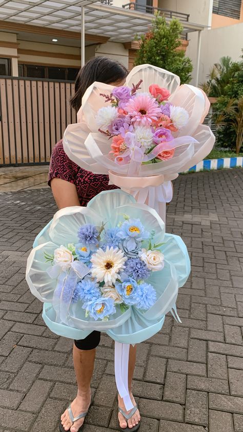 Gift Wisuda Unik, Kpop Flower Bouquet, Buket Wedding, Plastic Flower Bouquet, Real Flower Bouquet, Clover Bouquet, Valentines Balloons Bouquet, Big Bouquet, Ribbon Flowers Diy