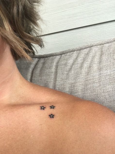 Star Collarbone Tattoo Tatuaje Studio Ghibli, Small Star Tattoos, Bone Tattoos, Handpoke Tattoo, Petite Tattoos, Small Girl Tattoos, Poke Tattoo, Collar Bone Tattoo, Collar Bone