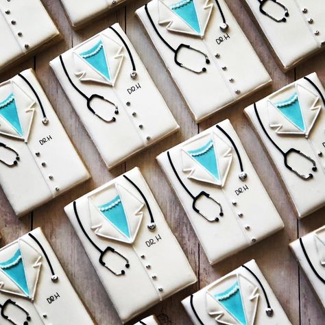 Medical Cookies, Nurse Cookies, Graduation Treats, Modern Birthday Cakes, Graduation Party Backdrops, Doctor Coat, White Coat Ceremony, Iced Sugar Cookies, Graduation Cookies