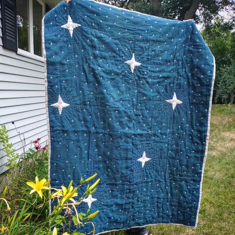 EDIT: SOLD!! THANK YOU!! Starlight Naturally dyed with many many dips in an indigo vat. Hand pieced stars, hand quilted. Backed with… | Instagram Dark Blue Quilt, Aesthetic Quilts, Diy Quilt Patterns, Quilt Ideas For Beginners, Solar System Quilt, Celestial Quilt, Cool Quilts, Night Sky Quilt, Quilt Aesthetic