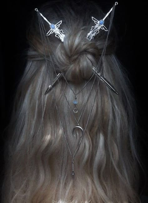 Ren Fair, Fantasy Book, Fantasy Aesthetic, Fantasy Jewelry, House Of The Dragon, Fantasy Clothing, Fantasy Fashion, Silver Hair, Character Inspo