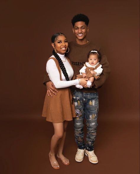 Brown Photoshoot Black Family, Thanksgiving Family Pictures Fall Photos, Black Family Thanksgiving Pictures, Outside Fall Photoshoot Ideas, Black Family Fall Pictures, Fall Photoshoot Outfits Family Black, Thanksgiving Family Photoshoot, Family Thanksgiving Pictures Photo Ideas, Thanksgiving Photoshoot Family Pictures