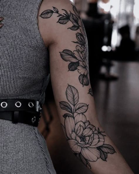 Aesthetic Floral Sleeve Tattoo, Rib Tattoo Designs, Front Shoulder Tattoo, Shoulder Tattoo Ideas, Aesthetic Tattoo Ideas, Front Shoulder Tattoos, 15 Aesthetic, Tattoo Quotes For Women, Pieces Tattoo