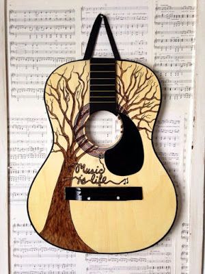 Ideas para reciclar guitarras viejas. Repurposed Guitar, Guitar Lamp, Broken Guitar, Guitar Shelf, Guitar Crafts, Old Guitar, Guitar Wall Art, Guitar Diy, Guitar Wall