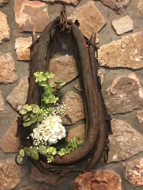 Old Horse Tack Decor Ideas, Repurposed Western Decor, Horse Tack Home Decor, Repurpose Horse Tack, Old Horse Harness Decor, Horse Collar Wreaths, Horse Harness Decor Ideas, Horse Collar Decor Ideas, Horse Collar Decor