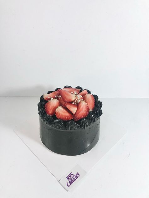 Strawberry cake Black Cake With Strawberries, Strawberry Shortcake Birthday Cake, Goth Cakes, Strawberries Cake, Black Frosting, Strawberry Shortcake Birthday, Black Strawberry, Baked With Love, Black Cake