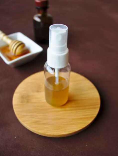 Sore throat quick fix - DIY herbal spray with violets Herbs For Tonsilitis, Sore Throat Spray, Herbal Diy, Swollen Tonsils, Food Remedies, How To Heal Burns, Wild Violets, Natural Medicine Cabinet, Throat Spray