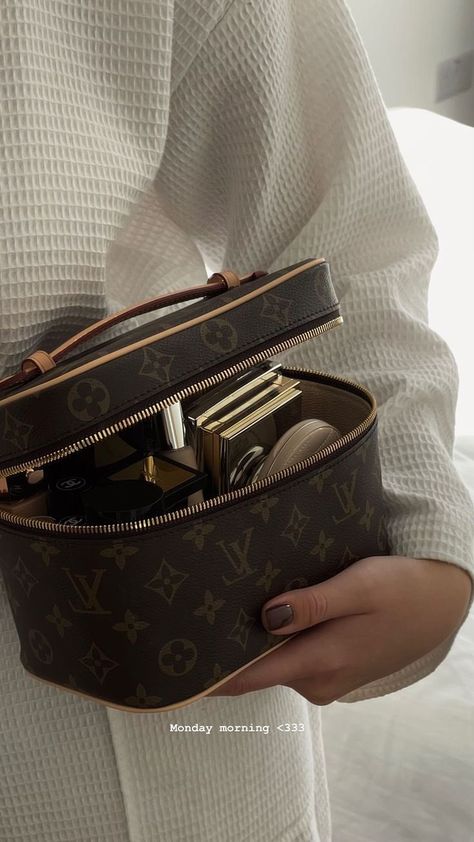 Lv Makeup Bag, Louis Vuitton Makeup Bag, Aesthetic Makeup Bag, Grwm Aesthetic, Makeup Bag Aesthetic, Aesthetic Grwm, Mode Zara, Vanity Bag, Bag Aesthetic