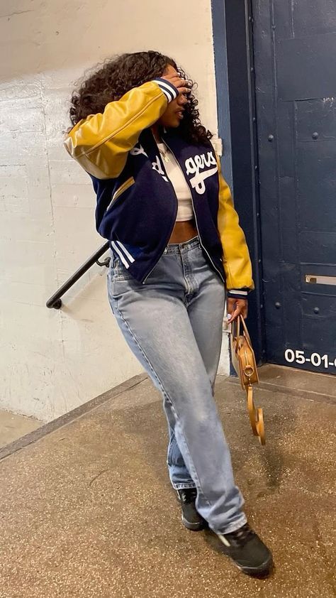 Oversized Jean Jacket Outfit, Brunch Outfit Black Woman, Blue Jean Jacket Outfits, How To Style Uggs, Aesthetic Chill, Streetwear Girl, Jean Jacket Outfits, Fly Outfit, Oversized Jean Jacket