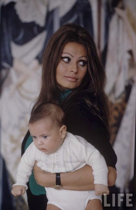 Sophia Loren at home in Italy with her new baby boy, Carlo Ponti Jr. in 1969. Sophia Loren Black And White, Sophia Loren And Carlo Ponti, Carlo Ponti, Then And Now Photos, Vintage Bridesmaid Dresses, Vintage Bridesmaids, Alfred Eisenstaedt, Sofia Loren, Ingrid Bergman