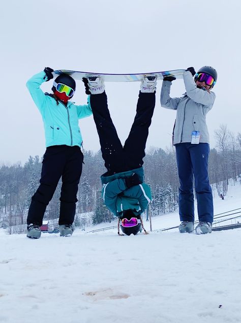 Snowboarding skiing friends cool picture Skiing And Snowboarding Pictures, Ski And Snowboard Pictures, Snowboarding Pictures Friends, Snowboarding Instagram Pictures, Skiing Pictures With Friends, Ski Poses, Ski Photo Ideas, Cool Snowboards, Picture Ideas Friends