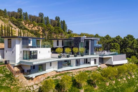 Sleek and Sophisticated Hollywood Hills Home | 2018 HGTV's Ultimate House Hunt | HGTV Rich Houses, Home Architecture Styles, La House, Hollywood Hills Homes, Beachfront House, Spa Style, Architecture Model Making, Studio 54, Hollywood Hills