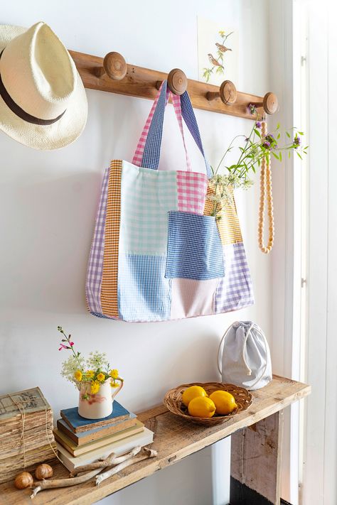 Le célèbre tissu à carreaux revient avec différentes tailles et couleurs pour coudre un grand tote bag en patchwork de vichy. Quilted Bag Patterns, Patchwork Tote Bags, Sewing Machine Projects, Diy Bag Designs, Crazy Patchwork, Diy Bags Patterns, Diy Bags Purses, Tote Bags Sewing, Quilted Tote Bags