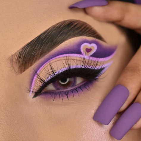 Graphic Eyeliner Makeup, Purple Eyeliner, Eyeliner Designs, Eyelash Brands, Purple Graphic, Purple Eye Makeup, Design Makeup, Cute Eye Makeup, Graphic Eyeliner