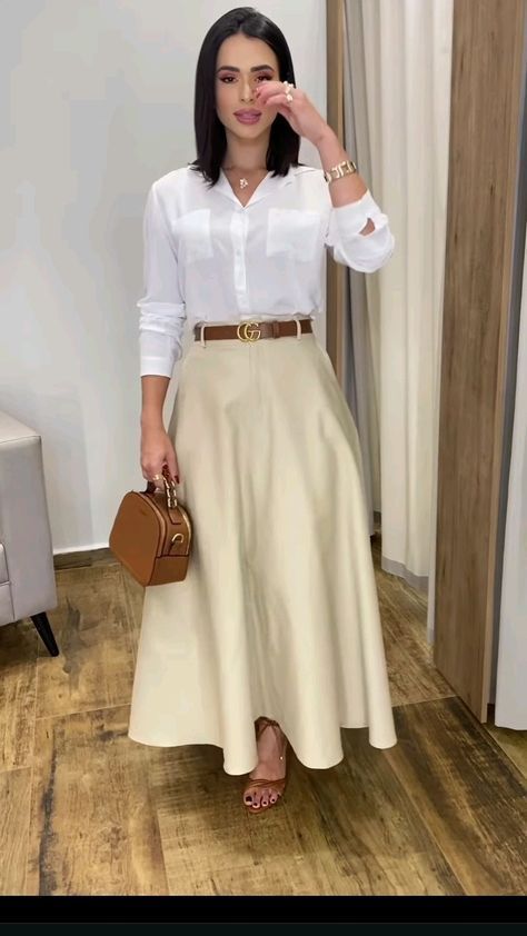 Beige Skirt Outfit, Shoes Trending, Skirts Ideas, Meeting Outfit, Chic Outfits Classy, Modesty Outfits, Modest Outfit, Trending Jewelry, Elegante Casual