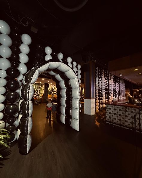 Balloon Tunnel Entrance, Balloon Tunnel, Balloon Wall Decorations, Disco Christmas, Party Ballons, Party Entrance, Blacklight Party, Balloon Arches, Balloon Delivery