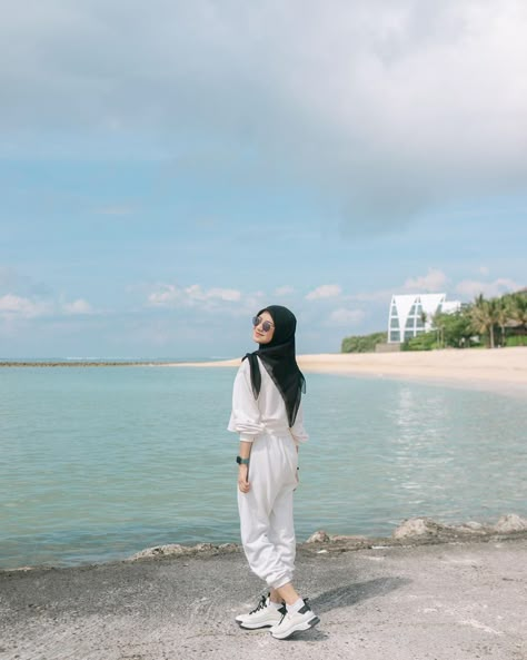 Outfit Celana Joger Hijab, Outfit Jogger Hijab, Outfit Celana Joger, Outfit Hijab Pantai Simple, Kulot Outfit Hijab, Outfit Pantai Korea, Ootd Pantai Hijab Simple, Ootd Jogger, Outfit Hijab Pantai