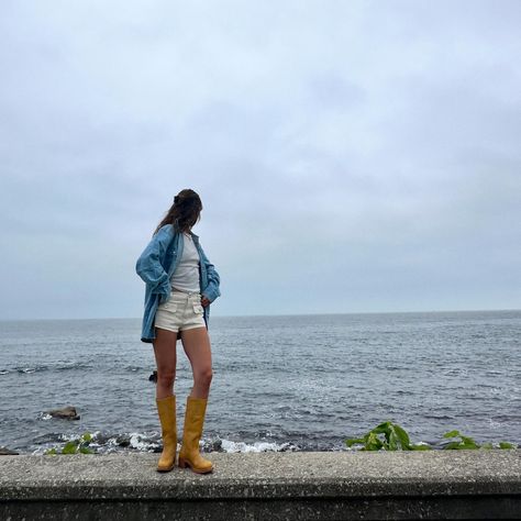 to the sea 🦪 Fisherman Aesthetic Outfit, Beach In Fall, Cold Beach Outfit, Frye Boots Outfit, Casual Western Outfits, Texas Outfits, School Girly, Maine Style, Birthday Mood Board