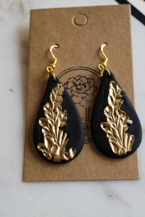 Elegant Polymer Clay Earrings, Gold Polymer Clay Dangle Jewelry, Polimery Clay Ideas, Elegant Black Polymer Clay Jewelry, Polymer Clay Earrings Gold Foil, Black And Gold Polymer Clay Earrings, Gold Leaf Polymer Clay Earrings, Black Clay Earrings, Gold Polymer Clay Earrings