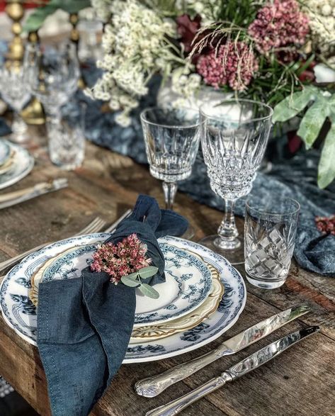 Beautiful Dinner Table Settings, Beautiful Tablescapes Party, Modern Vintage Table Setting, Country Table Setting Ideas, British Table Setting, French Inspired Table Setting, Grey Dinner Table Decor, French Dinner Table Setting, Antique Table Setting Ideas