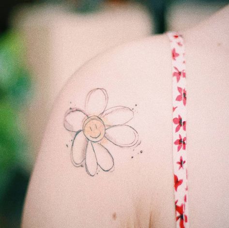 Shoulder tattoo color child-like smiling daisy Simple Smiley Face, Daisy Smiley Face, Daisy Tattoos, Tattoos 2022, Smiley Face Tattoo, Tattoo On The Back, Daisy Tattoo Designs, Tattoos 2024, Smile Tattoo