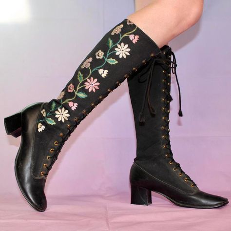 60s Floral, Embroidered Boots, Gogo Boots, 70s Vintage, Pretty Shoes, Vintage 60s, Embroidered Lace, Look Cool, Boot Shoes Women